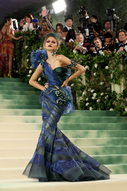 Zendaya al Met Gala del 2024 con un abito di John Galliano per Maison Margiela, reinterpretazione di una sua creazione passata, realizzata per la collezione couture primavera estate 1999 di Dior