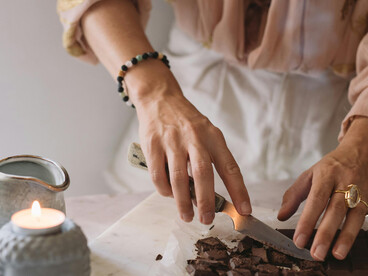 Como o cacau cerimonial era preparado e utilizado em rituais religiosos e funerários nas culturas maia e asteca