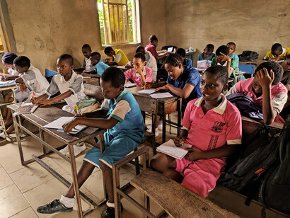 Crianças na África estudam sobre a história das grandes civilizações a partir de uma perspectiva histórica de seu continente de origem