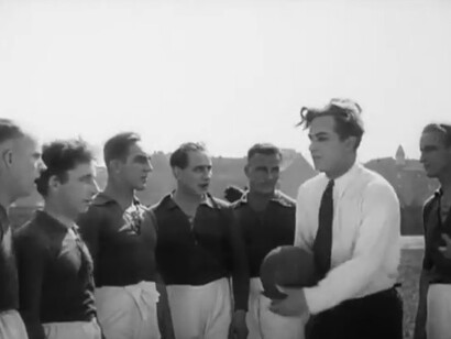 Die elf Teufel (1927),Stummfilm, Szene, Tommy (Gustav Fröhlich) rechts, als Trainer mit der Fußballmannschaft