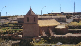 La comunidad mantiene un vínculo con el territorio que desafía las formas dominantes de habitar: no hay en su traza la voluntad de dominio, sino la persistencia de un entendimiento mutuo. Iglesia antigua de Socaire, Atacama, Chile