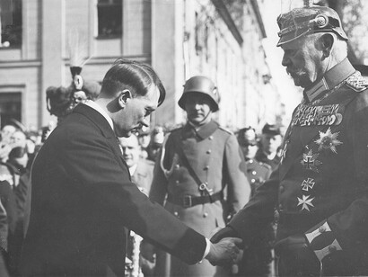 Adolf Hitler,il 21 marzo 1933 viene nominato Cancelliere del Reich, stringe la mano al Reichspräsident Paul von Hindenburg 
