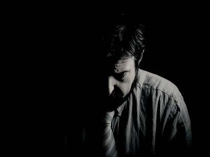 Solos y aislados, el cultivo perfecto para la depresión