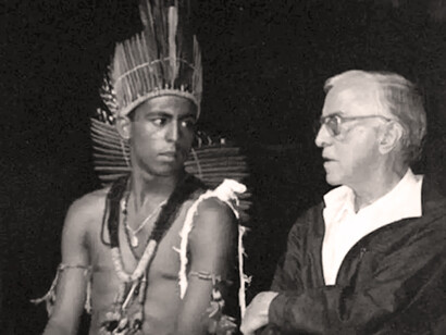 El obispo Casaldáliga con un representante de las comunidades indígenas del Amazonas brasileño
