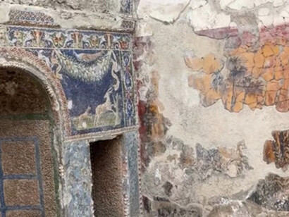 Interior del Panteón de Agripa. El videomapping que se proyecta sobre la pared que separa los espacios de la basílica de los presentes en la rotonda consigue de esta forma descomponer visualmente el muro para explicar la relación entre arquitectura y cosmos, y muestra cómo el famoso óculo del Panteón funcionó como un instrumento solar