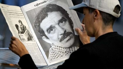 Un ciudadano observa en un periódico el rostro de García Márquez tras su muerte