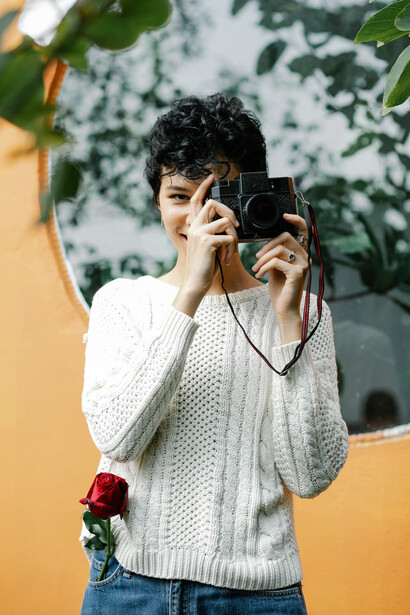 Descubra os paradoxos da era digital na fotografia: acesso ilimitado versus desvalorização da singularidade. Explore como as redes sociais afetaram nossa relação com as imagens fotográficas