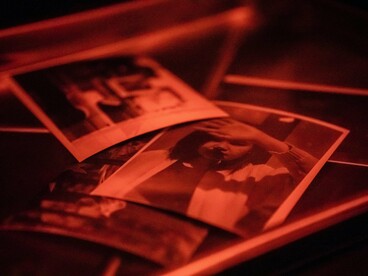 Uma fotografia não nasce apenas do enquadramento perfeito ou da luz correta, ela nasce da leitura sensível que o fotógrafo faz de uma situação. Do instante em que percebe que algo está prestes a acontecer. Um sorriso que se forma, o olhar apaixonado de um casal, gestos que carregam emoção, como os primeiros passos de um bebê ou o sim dito no altar. São momentos que não seguem lógica matemática nem podem ser previstos por um prompt, por mais bem escrito que ele seja