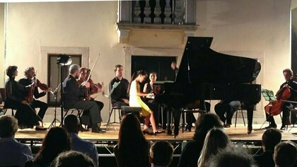 Una ragazza si esibisce in un concerto pianistico a Chioggia, Italia