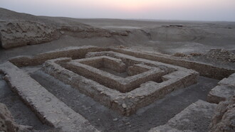 Primero: la ciudad de Uruk —hoy conocida como Warka— tiene una larga historia. De acuerdo con los arqueólogos, Uruk fue la primera ciudad de la historia de la humanidad, fundada en el año 4000 a. C., Mesopotamia. Segundo: también es Uruk, cuna de la escritura, alrededor del año 3200 a. C. Al crear el primer sistema de escritura, los habitantes de Uruk revolucionaron la capacidad de la humanidad para intercambiar información, Irak