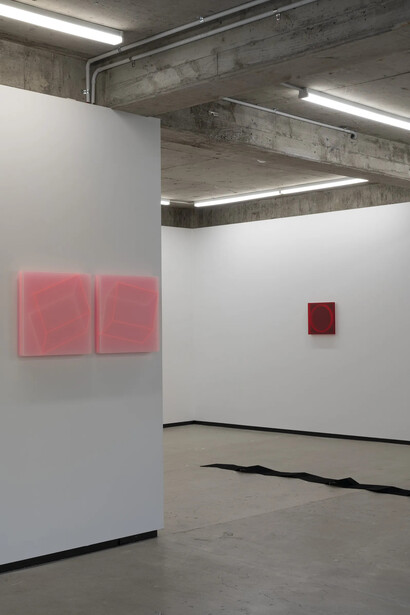 Kāryn Taylor, Cosmic mind, quantum field, exhibition view. Courtesy of Jhana Millers Gallery