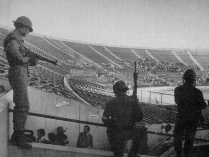 Militares chilenos vigilan el Estadio Nacional de Santiago, convertido en centro de detención tras el golpe de estado de Pinochet