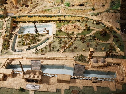 Un tipo de museo que se ve a menudo: muchos objetos, donados por los lugareños y dispuestos según oficios, artesanías o en interiores reconstruidos de un pasado no muy lejano.  Museo de la ciudad de Urfa en Gölbaşı y el castillo de Urfa