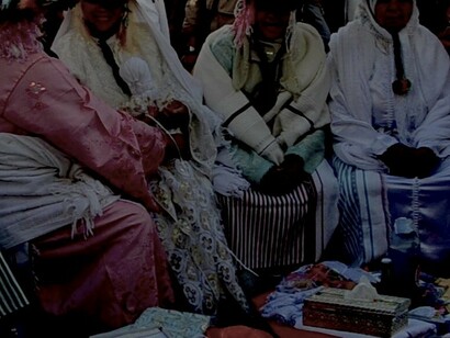 Mujeres cosiendo la muñeca