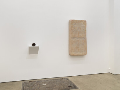 François Ghebaly, darling, your head’s not right, 2023, curated by Danica Lundy, installation view, photo by Dario Lasagni. Courtesy of François Ghebaly, NY