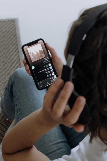 Saiba como o uso terapêutico de músicas tristes pode ser uma ferramenta eficaz no alívio de crises emocionais e na introspecção