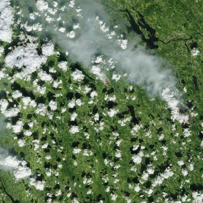 Questa immagine della missione Copernicus Sentinel-2 è stata acquisita il 17 luglio 2018 e mostra una vista dettagliata delle fiamme e del fumo di due incendi, insieme al fumo di altri incendi nelle vicinanze, in Svezia