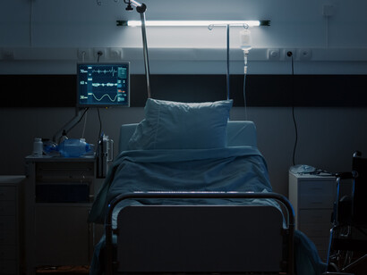 Sostener la mano de un ser amado en una cama de hospital transforma el rol en una experiencia profundamente dolorosa