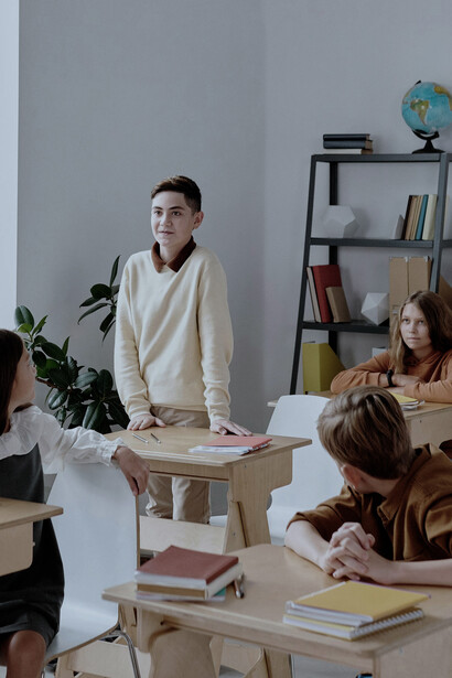 Die bisherige Analyse hat gezeigt, wie sehr sich Bildung – insbesondere in ihrer moralisierenden und politisierten Ausprägung – selbst unter Druck setzt