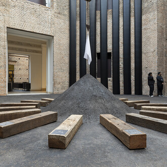Luana Vitra, Bandiera bianca, vista della mostra. Cortesia della Pinacoteca