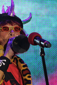 Rita Lee (1947-2023) sempre foi mais que uma roqueira irreverente: sua voz atravessou gerações e se tornou um símbolo de resistência feminina em tempos de censura e repressão. No auge da ditadura civil-militar brasileira (1964–1985), suas canções deram voz a sentimentos de inconformismo e ousadia, abrindo espaço para que mulheres se vissem em um cenário ainda dominado pelo patriarcado