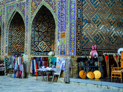 Un mercado popular en el centro de Jizzakh, Uzbekistán