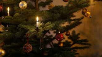 La decorazione dell’albero di Natale varia tra palle di vetro soffiato, caramelle, marzapane, neve finta 