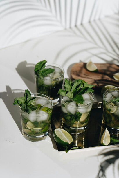 Caipirinha com cachaça. Mas o que não pode faltar mesmo é uma boa cachaça para abrir os caminhos, antes de pisar no sagrado terreiro