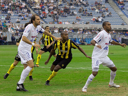 Encuentro entre Nacional y Peñarol, los dos clubes de fútbol más importantes de Uruguay. 