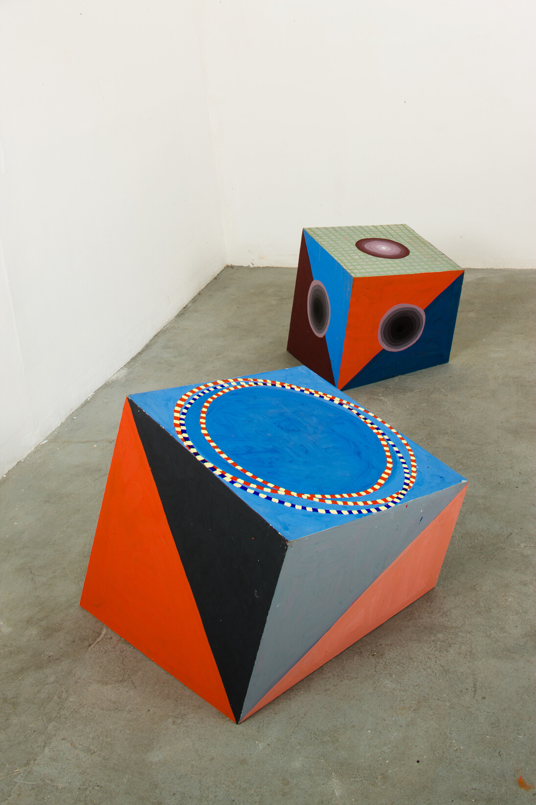 Philippe Richard, Sans titre, 2014, acrylique sur bois, 100 x 100 x 75 cm et Sans titre, 2014, acrylique sur bois, 80 x 80 x 75 cm, Crédit photo Marc Plantec