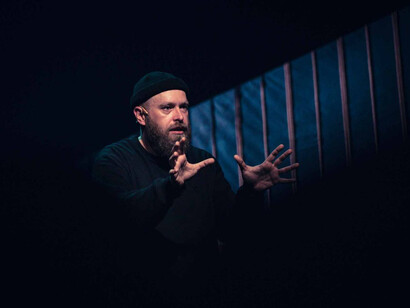 Exister, définition. De l’infiniment grand à l’infiniment con. Avec l'aimable autorisation du Les Théâ Tres