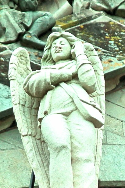 "Ángel con teléfono celular", escultura de Ton Mooy instalada en la Catedral de San Juan, Den Bosch, Brabante Septentrional, Países Bajos, 2011