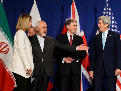 El Acuerdo de Viena lo sellaron el 14 de julio de 2015 el secretario de Estado de EE.UU (John Kerry), la Alta Representante de la UE (Federica Mogherini) y los ministros de Exteriores de Alemania, China, Francia, Reino Unido, Rusia e Irán