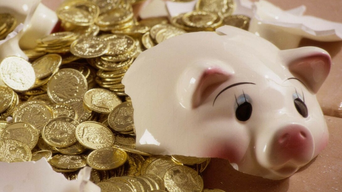 Hucha rota para rescatar los ahorros guardados en ella