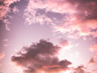 Nubes coloreadas por la luz del sol. Recuerda que son los sueños los que hay que tomar en serio... y la vida «real» con un poco más de ligereza