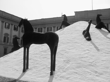 Domenico Paladino, Montagna di Sale (2011), installazione collocata di fronte al Palazzo Reale di Milano, Italia