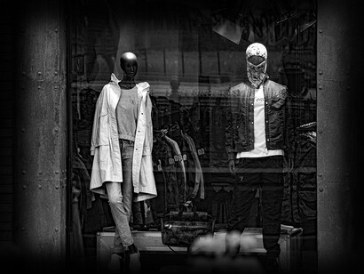 Manequins com roupas novas em display