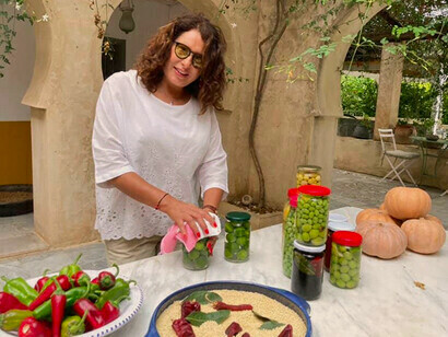 Leila Derouiche Rafrafi, prepara conservas en Henchir D' Heb, Túnez