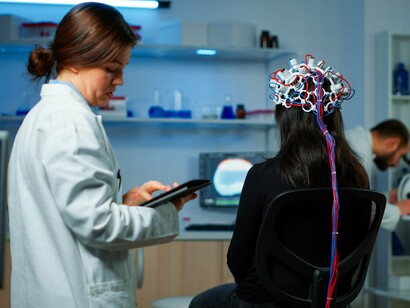 Mulher é examinada com o uso de um fone de ouvido de eletroencefalograma. Alguns desses aparelhos podem ser integrados com dispositivos como smartphones e tablets, permitindo a visualização e o registro dos dados em tempo real. Algumas soluções incluem chatbots terapêuticos que utilizam inteligência artificial para interagir com usuários, auxiliando-os a refletir sobre suas emoções e oferecendo técnicas de terapia cognitivo-comportamental