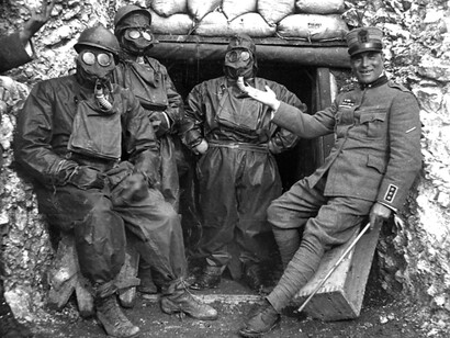 Soldati con maschere antigas