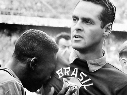 O jogador Pelé e o goleiro Gilmar juntos comemorando a vitória da Copa do Mundo de 1958