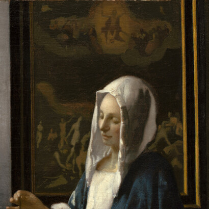 Ein Bildfragment Des jüngstes Gericht ist hinter der Hauptfigur zu sehen. Die Symbolkunde des Christentums platziert Vermeer sowohl im Mittelpunkt als auch im Hintergrund