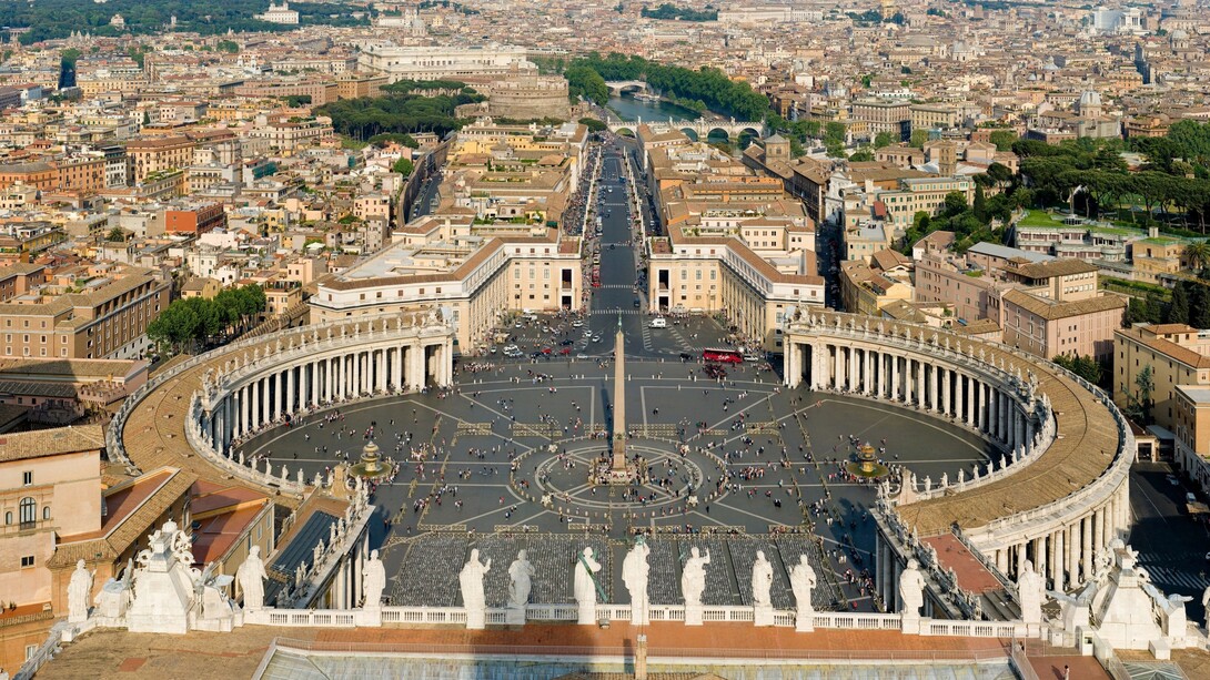 L'abbraccio del Colonato ideato da Gianlorenzo Bernini in piazza San Pietro, Città del Vaticano