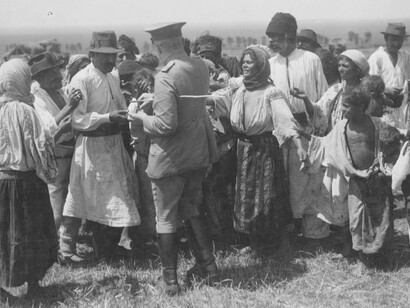 Le famiglie Rom furono deportate ad Auschwitz-Birkenau, dove furono confinate in un settore dedicato detto “il campo delle famiglie zingare"