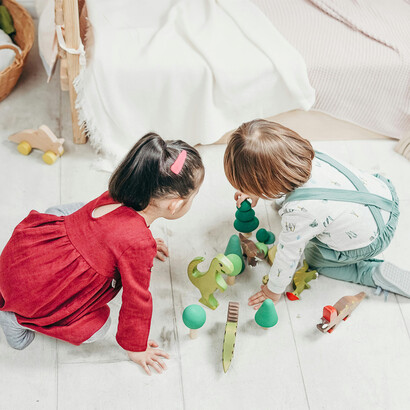 Crianças brincando. Eles se encontram