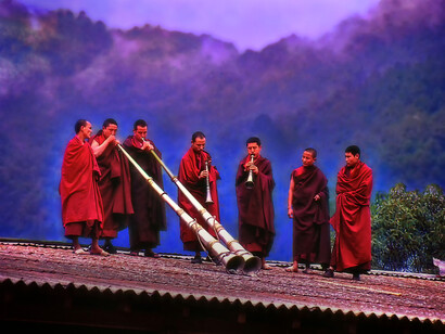 Bhutan – Monaci con i caratteristici strumenti durante il Festival di Punakha, foto Sergio Pessolano