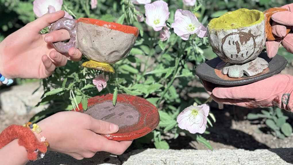 Stanley Edmondson, Teacup party. Courtesy of Mindy Solomon Gallery