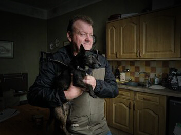 "The old oak" di Ken Loach. l proprietario TJ ci si aggrappa con le unghie, ma la sua presa scivola ancora di più quando l'arrivo di rifugiati siriani attira sul pub la rabbia della gente del posto. Fra TJ e una giovane siriana, Yara, nasce una tenera amicizia. Riusciranno a trovare un modo affinché le due comunità si possano comprendere?