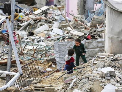 Pequeños palestinos en una zona destruida por un ataque aéreo israelí. La comunidad internacional, aunque comienza a reaccionar, aún no logra frenar la masacre que vive Gaza, transformada en un infierno cotidiano por la ocupación militar