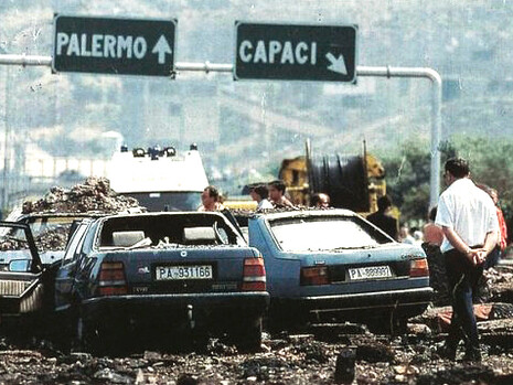 Strage di Capaci, il luogo dell'attentato sotto le indicazioni Palermo-Capaci